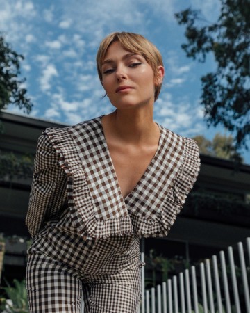 AnnaSophia Robb is posing for the photo.